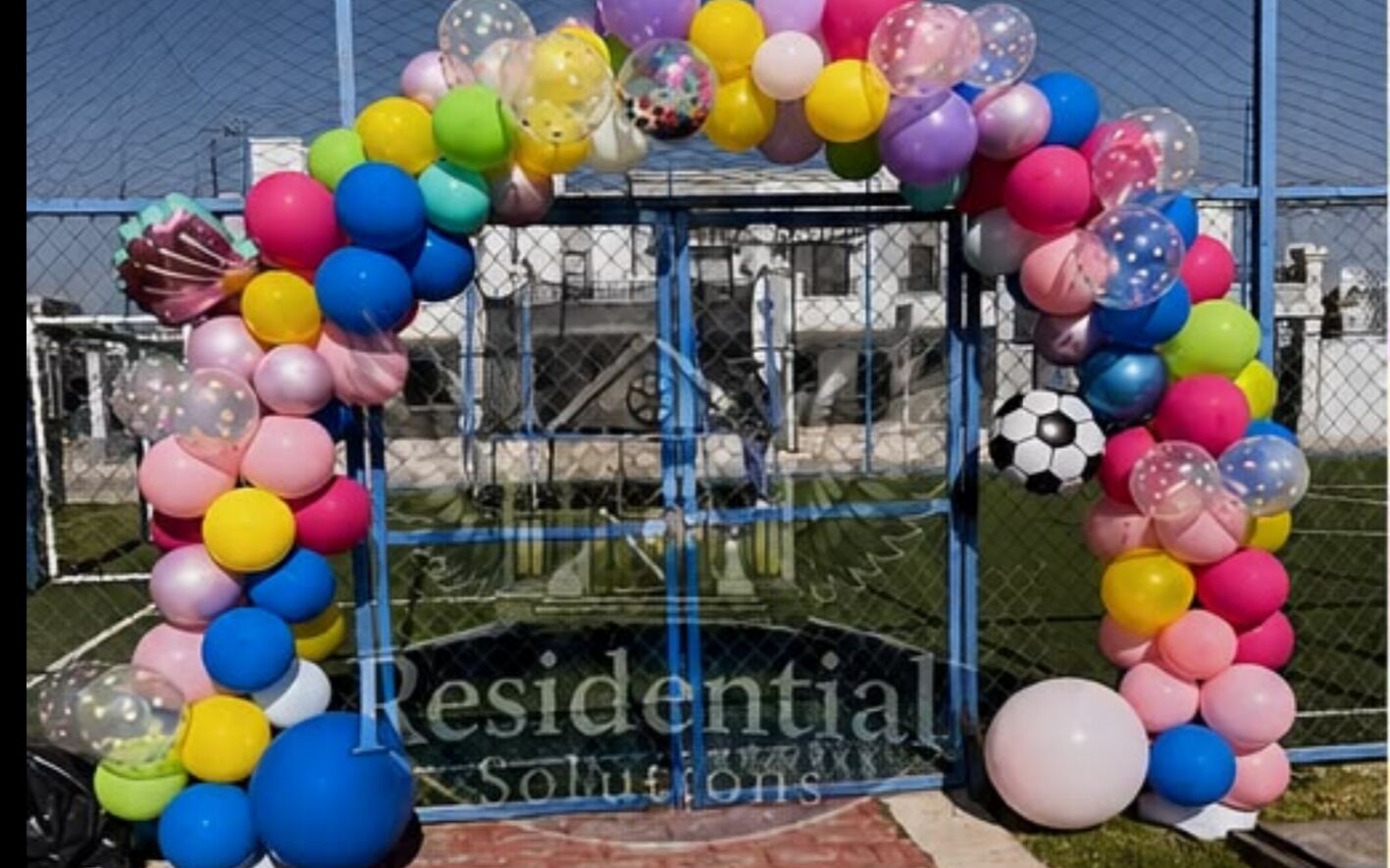 Arco de globos — celebración comunitaria
